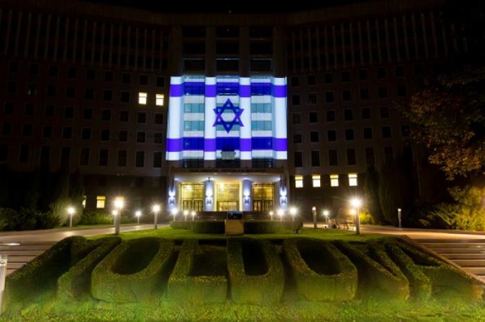 CLĂDIREA PARLAMENTULUI MOLDOVEI A FOST ILUMINATĂ ÎN CULORILE DRAPELULUI ISRAELIAN, ÎN SEMN DE SOLIDARITATE