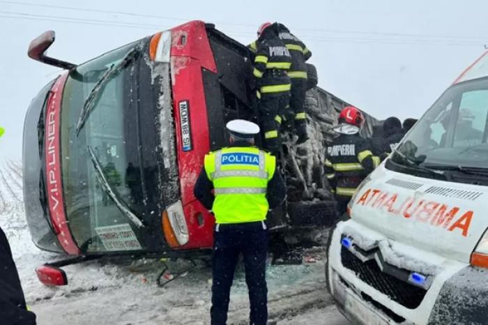 UN AUTOBUZ CU CETĂȚENI MOLDOVENI CARE VENEA DIN ITALIA S-A RĂSTURNAT ÎN ROMÂNIA, EXISTĂ RĂNIȚI