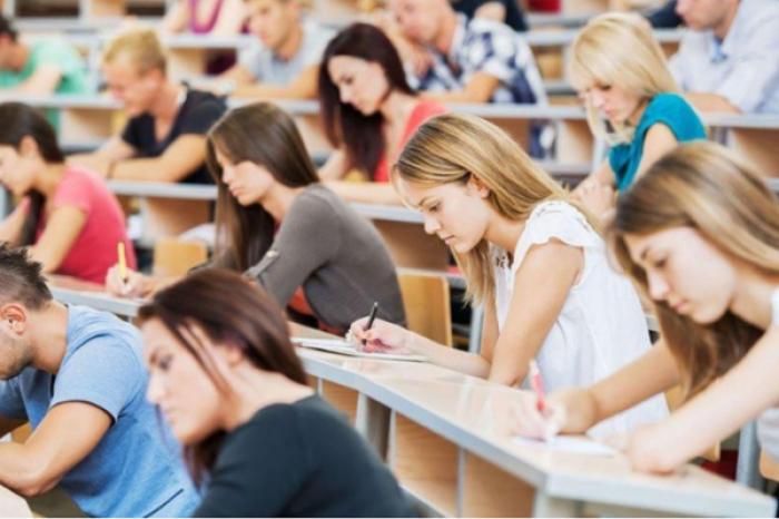 STUDENŢII DE LA FACULTĂŢILE DE PEDAGOGIE VOR PRIMI BURSE MAJORATE DIN NOIEMBRIE