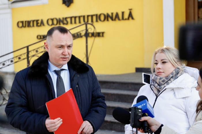 DEPUTAŢII BLOCULUI COMUNIŞTILOR ŞI SOCIALISTILOR AU CONTESTAT LA CURTEA CONSTITUŢIONALA DECIZIA MAJORITĂŢII PALAMENTARE CU PRIVIRE LA DESFAŞURAREA REFERENDUMULUI IN ZIUA ALEGERILOR