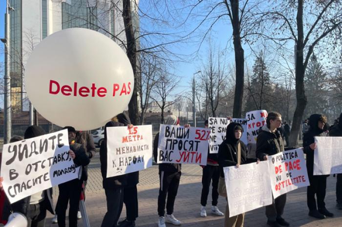 ADEPȚI AI PARTIDULUI "RENASTEREA" SI PARTIDULUI INTERZIS "ȘOR" PROTESTEAZĂ ÎN FAȚA PARLAMENT