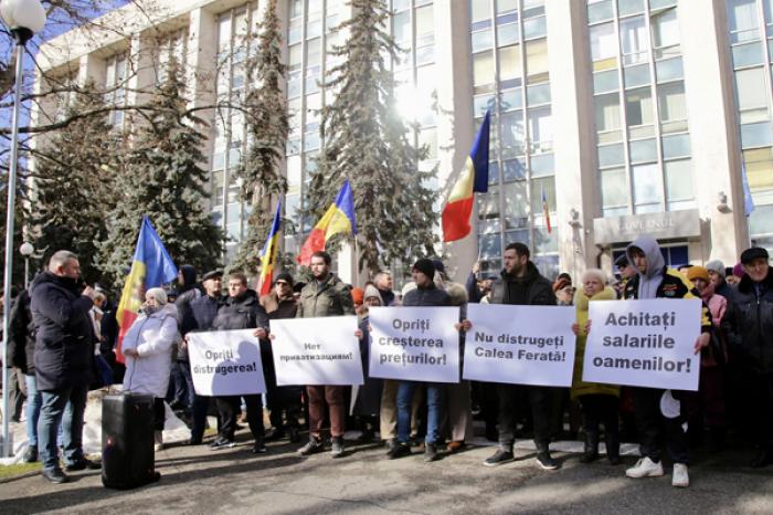 ​ADEPȚII OPPOZIȚIEI BCS AU PROTESTAT ÎN FAȚA GUVERNULUI ÎMPOTRIVA PUTERII PAS