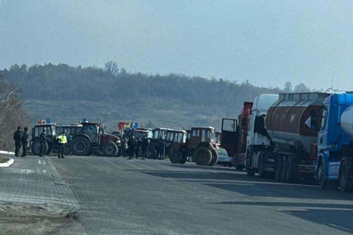 FERMIERII AU BLOCAT DIN NOU DRUMUL DE LÂNGĂ VAMA LEUŞENI