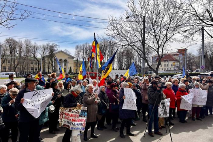 PENSIONARII AU PROTESTAT ÎN FAȚA MINISTERULUI MUNCII, CERÂND DEMISIA GUVERNULUI