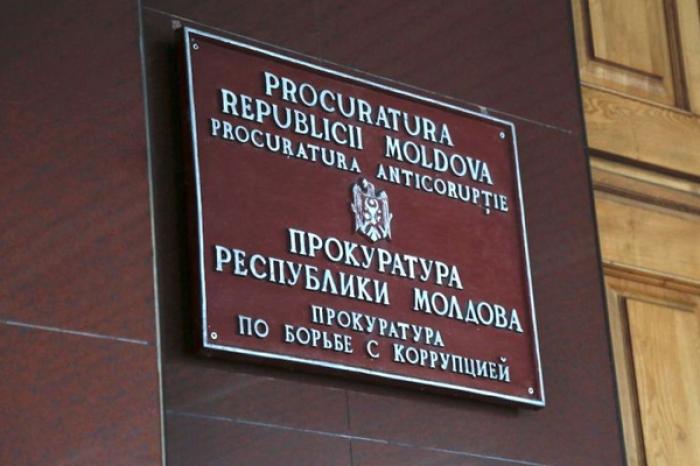 ТРИ ЧЕЛОВЕКА, ЗАДЕРЖАННЫХ ПО ДЕЛУ О НЕЗАКОННОМ ФИНАНСИРОВАНИИ ПАРТИИ, ПОМЕЩЕНЫ ПОД АРЕСТ