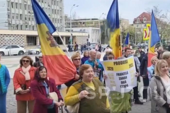 PROTEST SUSȚINĂTORILOR COMUNIȘTILOR ȘI SOCIALIȘTILOR ÎN FAȚA MINISTERULUI FINANȚELOR, CERÂND O „POLITICĂ SOCIALĂ CORECTĂ”