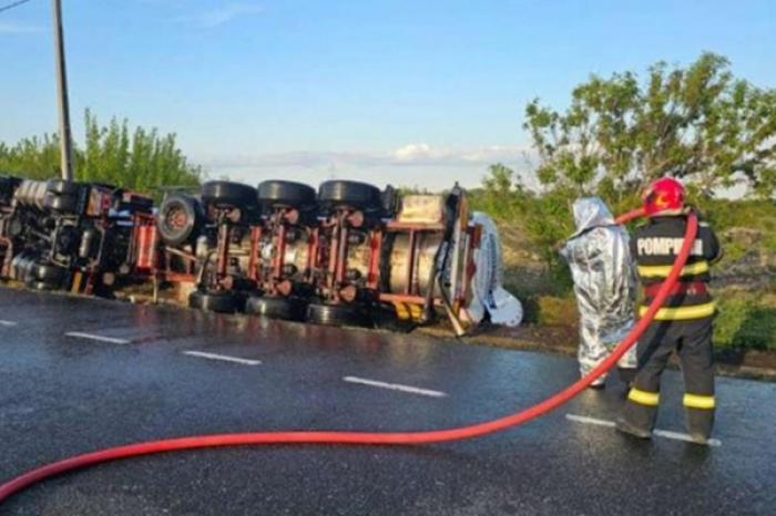 UN CAMION-CISTERNĂ CU ETANOL (INAMTRCULAT ÎN MOLDOVA) A AVUT UN ACCIDENT ÎN ROMÂNIA