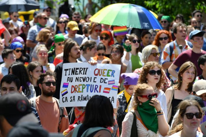 В ЦЕНТРЕ КИШИНЕВА ПРОШЕЛ ТРАДИЦИОННЫЙ МАРШ MOLDOVA-PRIDE, А ТАКЖЕ ПРОТЕСТ ЕГО ПРОТИВНИКОВ