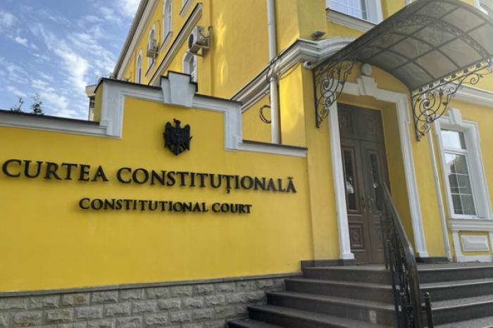 CURTEA CONSTITUȚIONALĂ NU EXAMINEAZĂ CEREREA OPOZIȚIEI DE VERIFICARE A LEGII PRIVIND VOTUL PRIN CORESPONDENȚĂ