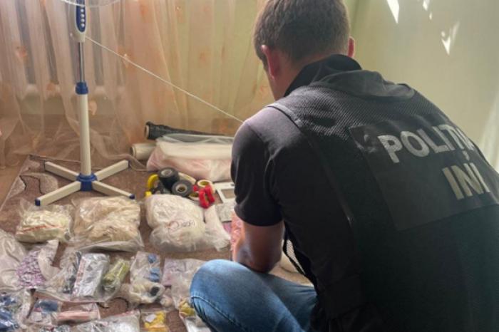 POLIȚIA A CONFISCAT PESTE 7 KG DE DROGURI ÎN VALOARE DE 4 MILIOANE DE LEI DIN APARTAMENTUL UNUI CHIȘINĂUIAN