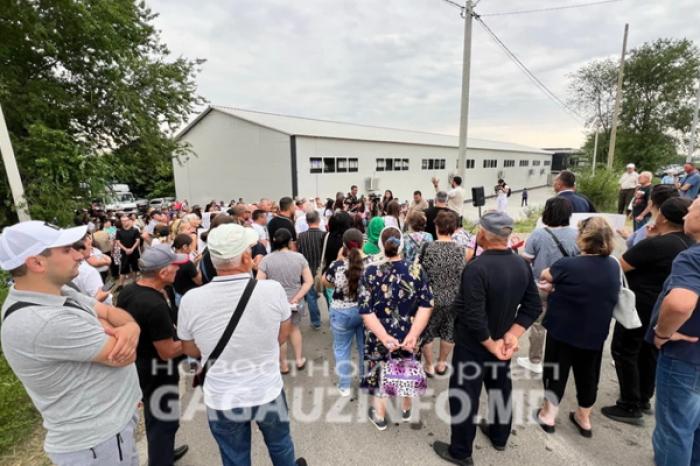 ​SUSȚINĂTORII LUI ILAN ȘOR PROTESTEAZĂ LA COMRAT CERÂND DESCHIDEREA PARCULUI DE DISTRACȚII