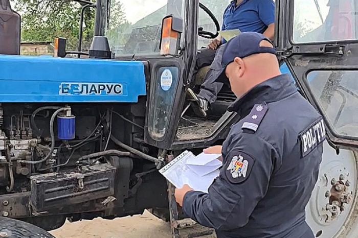 UNG GRUP DE FERMIERI PROTESTEAZĂ ÎN SUDUL MOLDOVEI