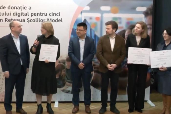 КИТАЙСКАЯ КОМПАНИЯ ПОДАРИЛА ПЯТИ УЧЕБНЫМ ЗАВЕДЕНИЯМ ИНТЕРАКТИВНЫЕ ПАНЕЛИ ПОСЛЕДНЕГО ПОКОЛЕНИЯ