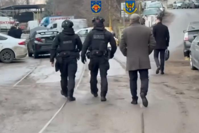 ПРАВООХРАНИТЕЛИ ИЗЪЯЛИ В СЛУЖБЕ ТАКСИ 1 МЛН. ЛЕЕВ НАЛИЧНЫМИ, НЕ УЧТЕННЫХ В БУХГАЛТЕРСКИХ ДОКУМЕНТАХ