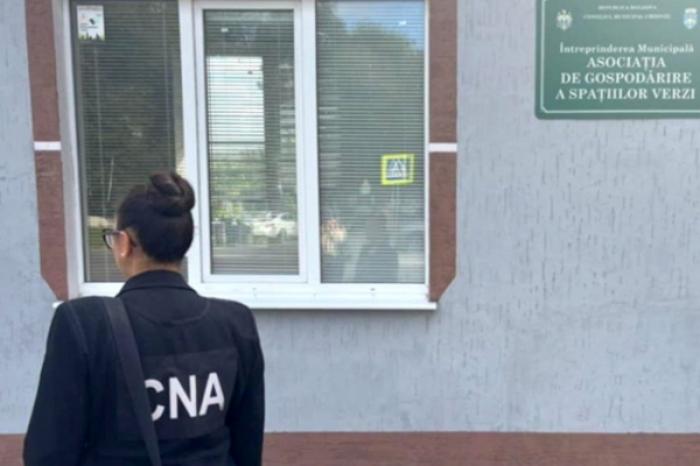 OPERATIVII AI CENTRULUI NAȚIONAL PENTRU COMBATEREA CRIMEI ORGANIZATE ÎL PERCHEZIȚIONEAZĂ PE FOSTUL DIRECTOR AL ÎNTREPRINDERII MUNICIPALE „SPAȚII VERZI”