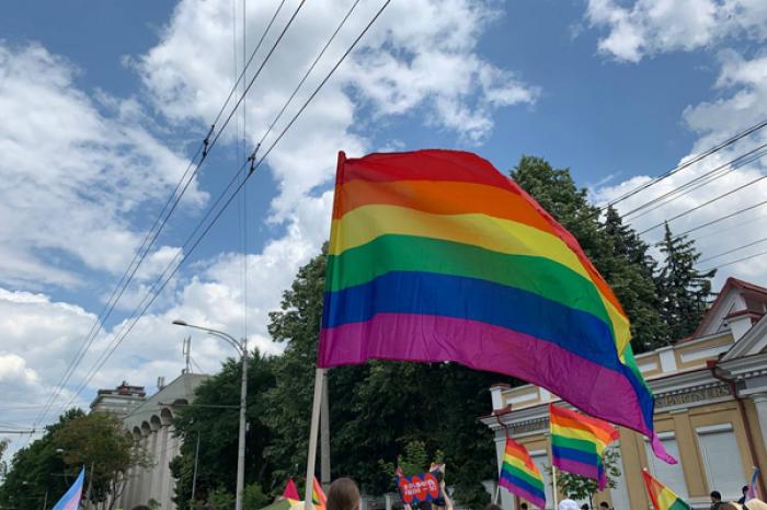 ПРЕДСТАВИТЕЛИ СЕКСУАЛЬНЫХ МЕНЬШИНСТВ ПРОТЕСТОВАЛИ У ПРИМЭРИИ КИШИНЕВА, ТРЕБУЯ НЕ ЗАПРЕЩАТЬ ПАРАДЫ ЛГБТ