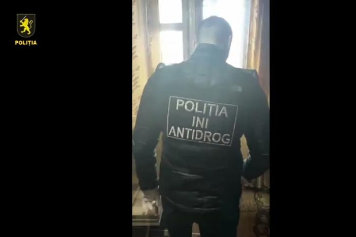 ПРИ ПОЛУЧЕНИИ ПОСЫЛКИ В ОТДЕЛЕНИИ «ПОЧТЫ МОЛДОВЫ» В КИШИНЕВЕ ЗАДЕРЖАНА ЖЕНЩИНА