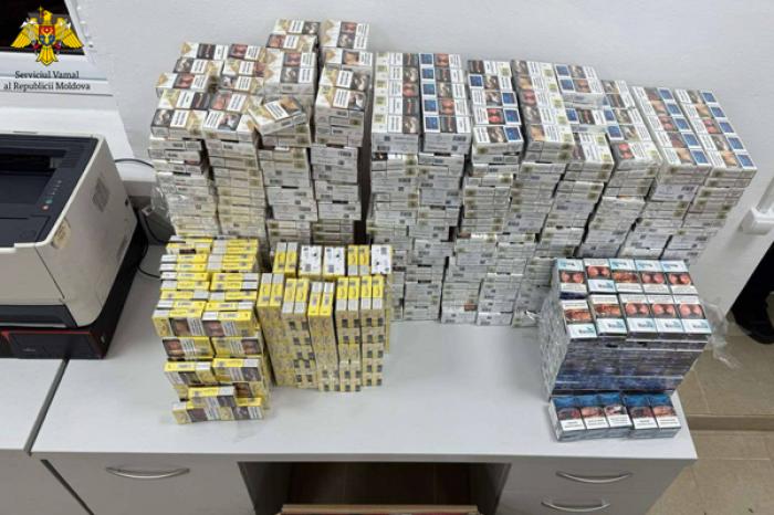 ТАМОЖЕННИКИ ЗАДЕРЖАЛИ НА ГРАНИЦЕ МИКРОАВТОБУС С КОНТРАБАНДНЫМИ СИГАРЕТАМИ