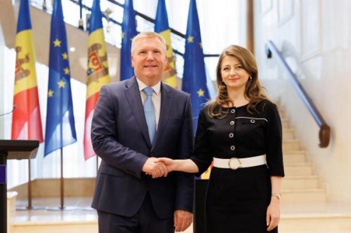 COMISARUL EUROPEAN MICHAEL MCGRATH AFIRMĂ CĂ UE VA AJUTA MOLDOVA SĂ ORGANIZEZE ALEGERILE CORECT