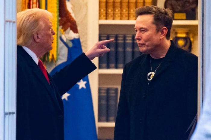 На фоне конфликта Маска и Трампа акции Tesla рухнули почти на 20%