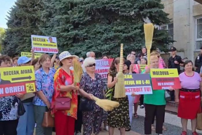 ПРЕМЬЕР-МИНИСТРА ДОРИНА РЕЧАНА В ОРХЕЕ ВСТРЕТИЛИ ДЕСЯТКИ ПРОТЕСТУЮЩИХ, ТРЕБОВАВШИХ, ЧТОБЫ ОН «ПОКИНУЛ ИХ ГОРОД»