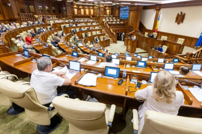PROCURORII ȘI JUDECĂTORII DEMIȘI DIN FUNCȚIE DIN CAUZA INIȚIERII UNOR DOSARE PENALE VOR PUTEA LUCRA ÎN SECTORUL PRIVAT