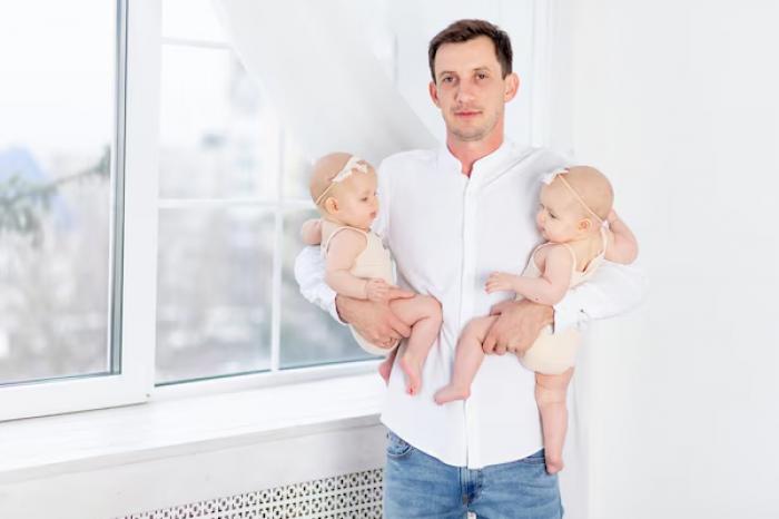 TAȚII DE GEMENI SAU TRIPLEȚI VOR BENEFICIA DE CONCEDIU PATERNAL EXTINS ȘI DE INDEMNIZAȚIE PATERNALĂ AJUSTATĂ