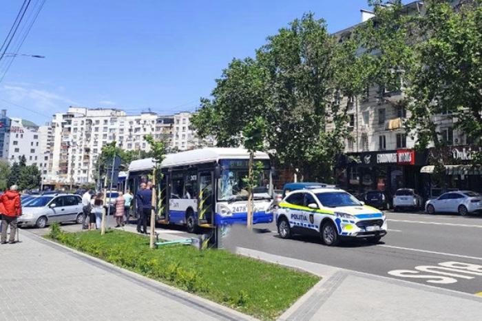 TRANSPORTATORII CER ELIBERAREA UNUI ȘOFER DE TROLEIBUZ CARE A LOVIT MORTAL O FEMEIE CARE TRAVERSA STRADA ÎNTR-UN LOC NEPOTRIVIT