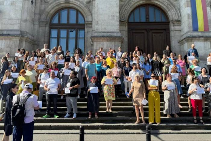 Proteste în România, după ce noul Guvern a decis plafonarea sporurilor bugetare