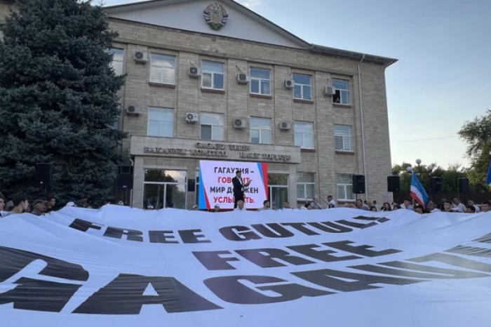 PESTE O MIE DE PERSOANE AU ORGANIZAT UN MITING ÎN CENTRUL COMRATULUI ÎN SPRIJINUL BAȘCANULUI GĂGĂUZIEI, EVGHENIA GUȚUL