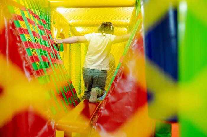UE ÎL SUSȚINE PE ANTREPRENORUL DIN BENDER CARE A CREAT CENTRUL INTERACTIV PENTRU COPII KIDSLAND