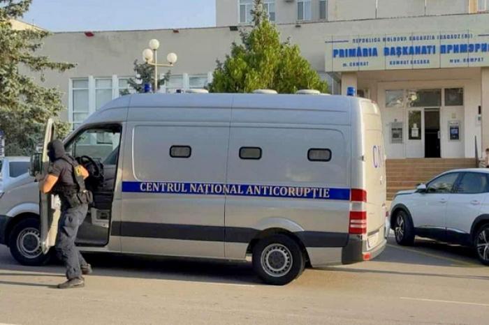 OFIȚERII DE FORȚĂ EFECTUEAZĂ PERCHEZIȚII LA SCARĂ MARE ÎN SUDUL MOLDOVEI ÎNTR-UN CAZ DE CORUPȚIE ELECTORALĂ, PATRU PERSOANE REȚINUTE