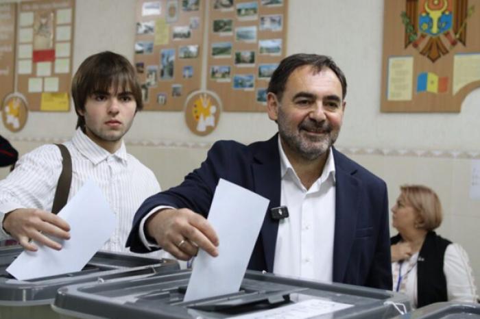 UNUL DINTRE LIDERII BLOCULUI „ALTERNATIVA” A VOTAT PENTRU CA MOLDOVA SĂ ÎNCETEZE SĂ MAI FIE O „RĂSCRUCE A TUTUROR NECAZURILOR”