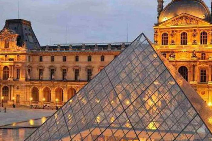 ​Jaf la Muzeul Louvre din Paris