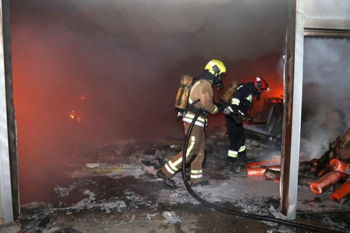 POMPIERII AU LUPTAT CU UN INCENDIU LA UN DEPOZIT DE MATERIALE DE CONSTRUCȚII DIN CHIȘINĂU TIMP DE MAI MULT DE DOUĂ ORE