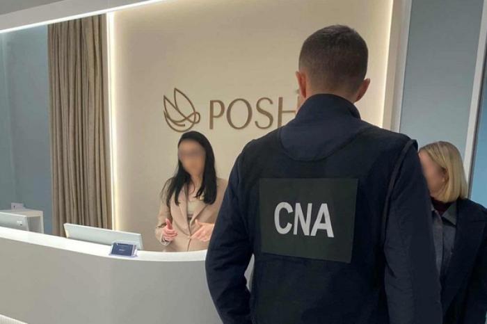 OFIȚERII INVESTIGHEAZĂ UN CAZ DE EXTORCARE DE 15.000 DE EURO DE CĂTRE UN FUNCȚIONAR DE STAT