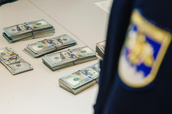 O TENTATIVĂ DE A EXPORTA DOLARI NEDECLARAȚI DIN MOLDOVA A FOST OPRITĂ PE AEROPORTUL DIN CHIȘINĂU