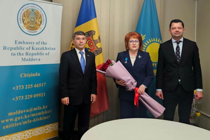ПОСОЛ КАЗАХСТАНА В МОЛДОВЕ АЛМАТ АЙДАРБЕКОВ ВРУЧИЛ ДОМНИКЕ МАНОЛЕ МЕДАЛЬ «30 ЛЕТ КОНСТИТУЦИИ РЕСПУБЛИКИ КАЗАХСТАН»