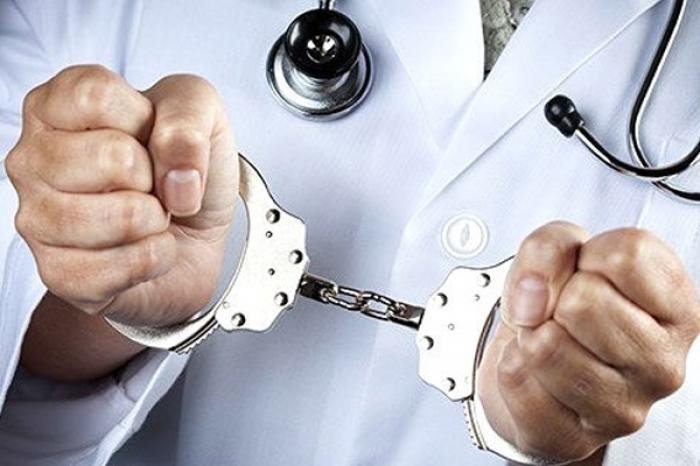 UN MEDIC A FOST CONDAMNAT LA UN AN DE ÎNCHISOARE CU SUSPENDARE PENTRU NEGLIJENȚĂ CARE A DUS LA DECESUL UNEI PACIENTE