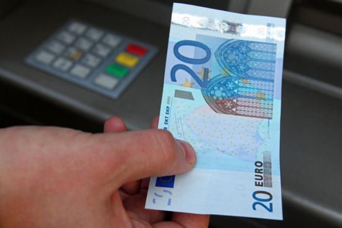 В Евросоюзе хотят разрешить снимать наличные в любом супермаркете