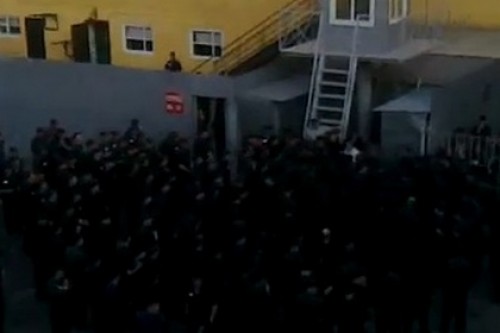 350 заключенных колонии для бывших силовиков нанесли себе порезы