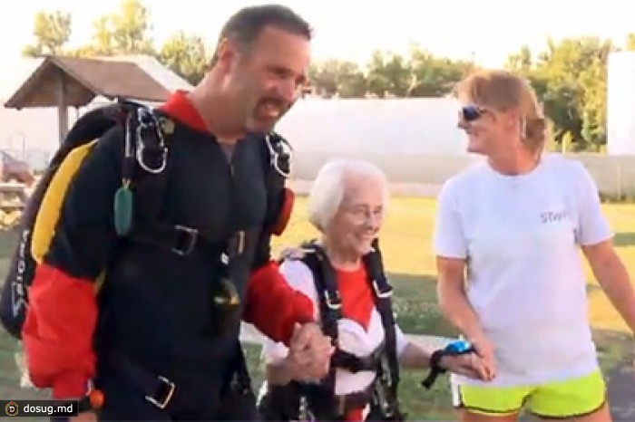 90-летняя американка осуществила давнюю мечту прыгнуть с парашютом