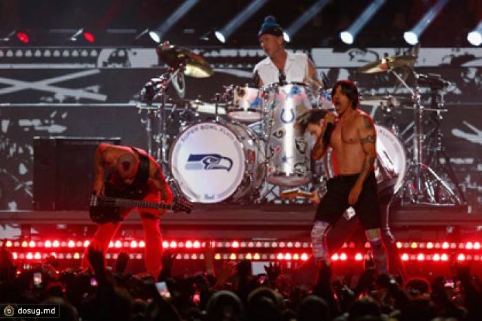 Аксель Роуз высмеял RHCP за караоке на Супербоуле