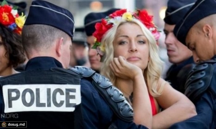 Активистка Femen разделась перед президентом Франции. ВИДЕО(18+)