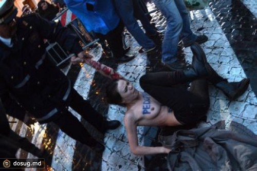 Активистки FEMEN обнажились на площади Святого Петра
