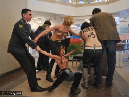 Активистку FEMEN выслали из России
