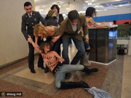 Активисток FEMEN арестовали за попытку украсть голос Путина