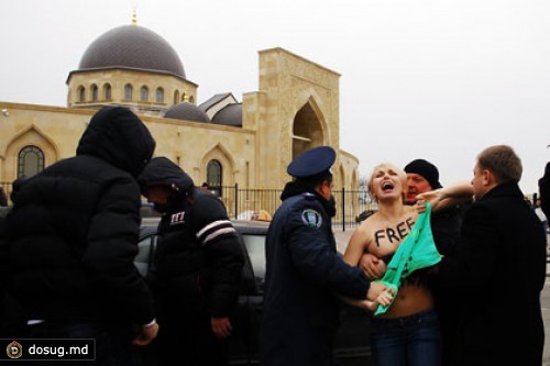 Активисток FEMEN задержали в Киеве за «топлес-джихад»