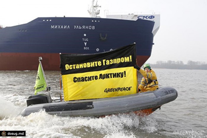 Активисты Greenpeace повесили баннер на российский танкер в порту Гамбурга