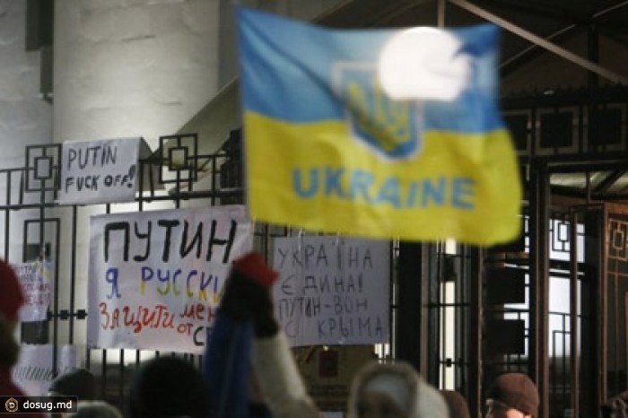 Активисты Майдана взяли под охрану посольство России в Киеве